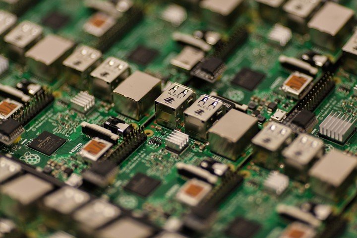 Chips, transistores, y más energía eléctrica para 2022. Foto Pexels (Craig Dennis)