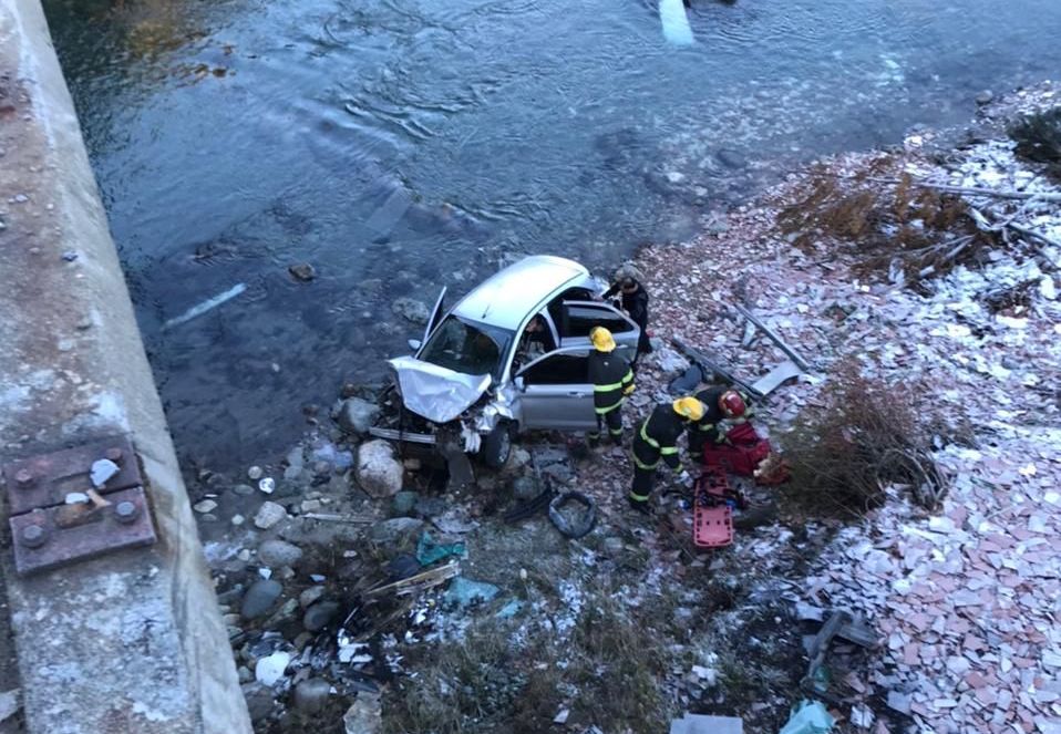 Un auto cayó del puente del río Foyel en ruta 40