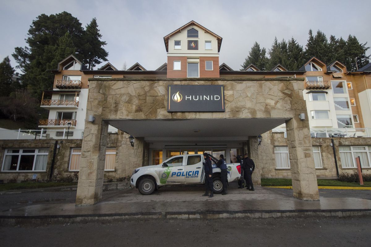 Identificaron a los dos cuerpos hallados en el hotel Villa Huinid