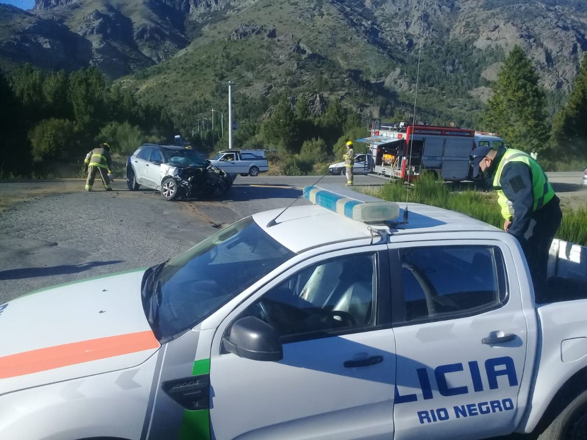 Conductor perdió el motor de su auto al chocar contra un camión