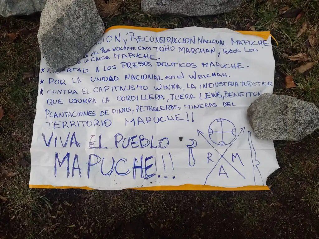 Atacaron a una familia en un complejo de cabañas y dejaron panfletos con inscripciones mapuches